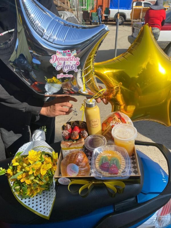 Desayuno con Completo con 2 globitos