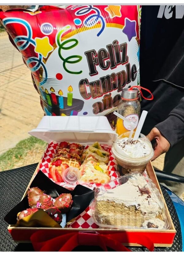 Desayuno Mini Club Sándwich con Waffles y Fresas con Chocolate