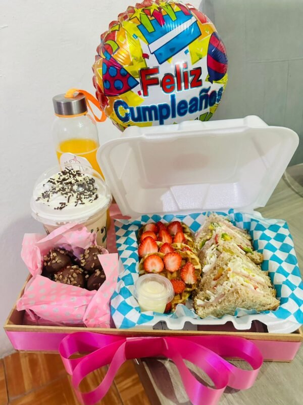 Desayuno de Mini Club Sándwich con frappé